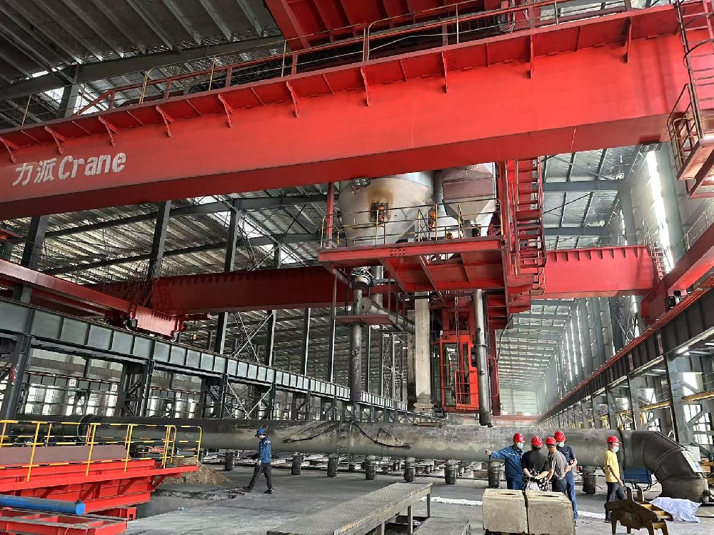 多功能吸料天車已廣泛應(yīng)用于全國(guó)各大碳素廠，涵蓋了碳素焙燒陽(yáng)極、陰極以及石墨電極焙燒爐等不同生產(chǎn)場(chǎng)景下的填充料裝、出作業(yè)。同時(shí)，在鋁廠碳素搬運(yùn)無(wú)人起重機(jī)、石墨電極焙燒智能天車等領(lǐng)域也發(fā)揮著重要作用，助力行業(yè)實(shí)現(xiàn)高效、智能、環(huán)保的生產(chǎn)目標(biāo)。